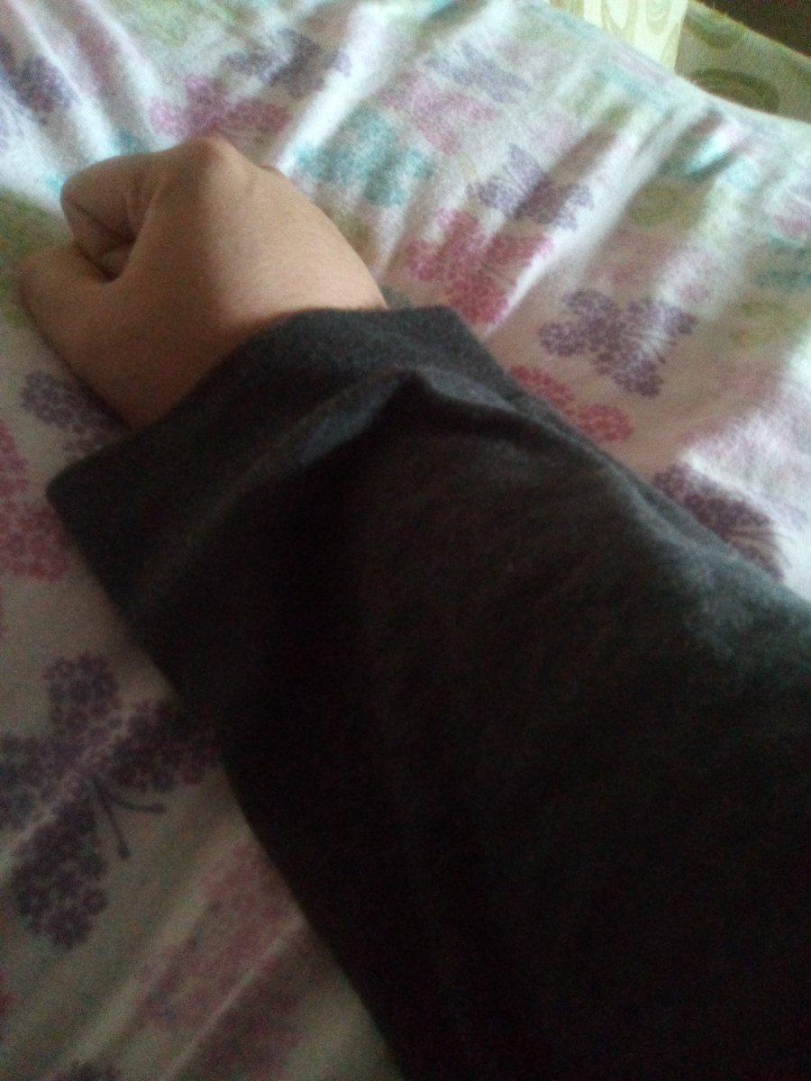 GabyUFOvlog's tweet image. Love These long  sleeves t-shirts I don&apos;t have to wear a hoodie.
My hands look small but i am big actually. 😅
#hoodie #autisticcommunity #hands