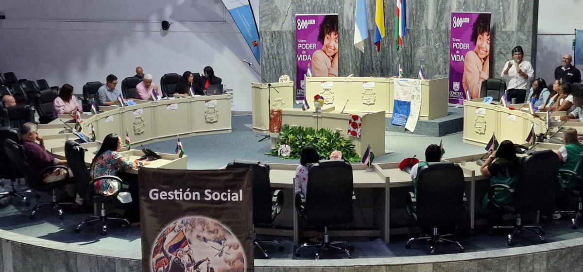 SaludCali's tweet photo. Desde la institucionalidad, junto a @ESEsuroriente, @SECPAZYCC y cali habla, escuchamos a los jóvenes que han venido trabajando por la armonización de los territorios, en derechos humanos, salud mental, economía solidaria, la vida y la paz del oriente de la ciudad. https://t.co/8f6uG0coOI