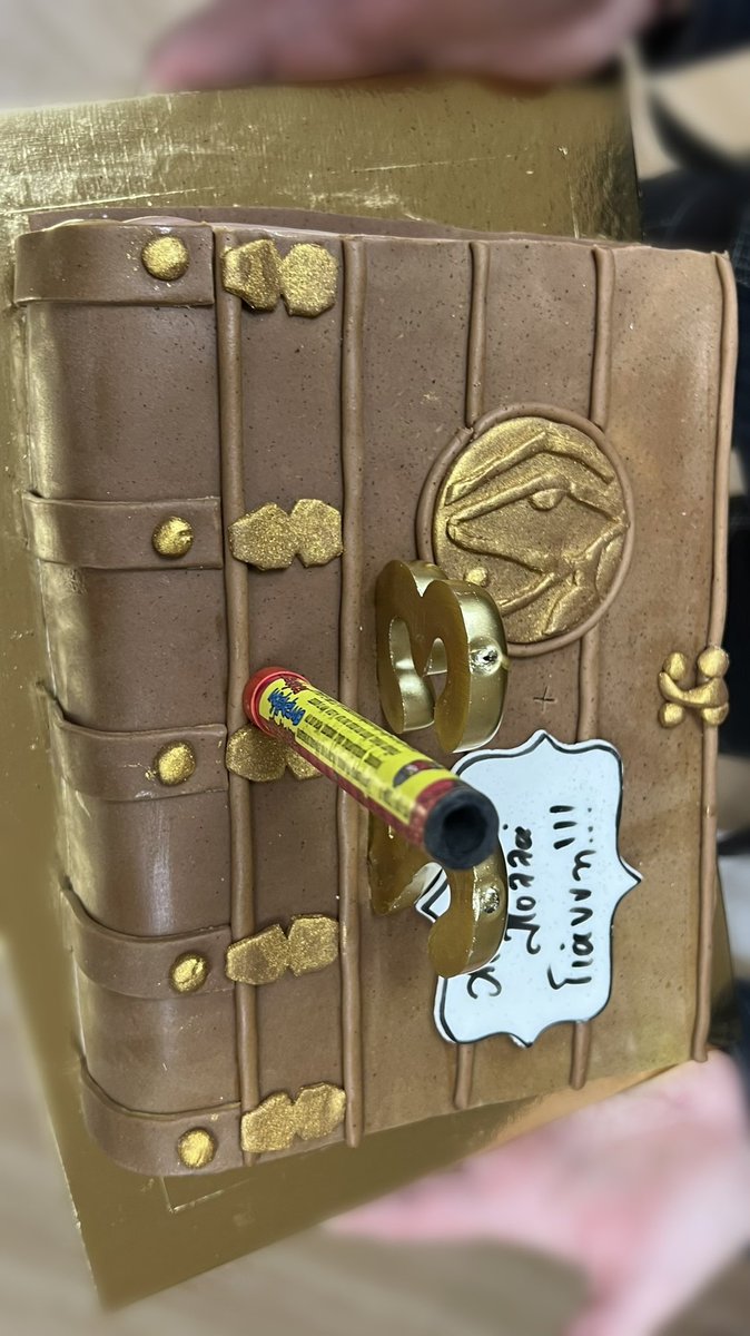giannissoukouli's tweet image. They surprised me with this amazing birthday cake 🎂 ! Inspired by the Egyptian hieroglyphics book that Lara finds in the Blood Ties DLC of #ROTTR 🤍 Thank you guys! I love it! ✨🥳

@tombraider #TombRaider #LaraCroft