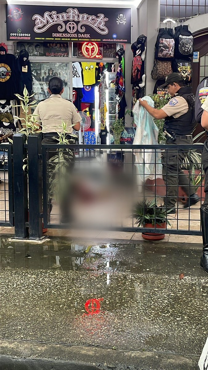 paultutiven's tweet photo. URGENTE
Joven de 19 años fue asesinado aparentemente por oponerse al robo en su negocio de camisetas. Ocurrió en la Av. Francisco de Orellana, junto al C.C. Riocentro Norte, Guayaquil. @teleamazonasec https://t.co/G39uFdkiOM