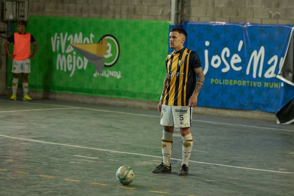 40x20docksud's tweet photo. Le fui poniendo un poquito de amor
La fui abrigando en mi alma
Y en el invierno le daba calor
Para que no se dañara ⚽️🇺🇦

#vamosdocke🇺🇦 https://t.co/ycuy7O8Rcj