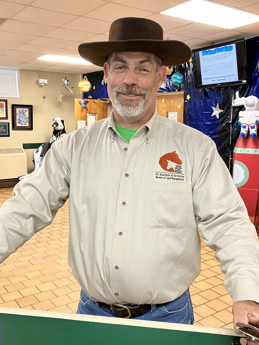 BearExploration's tweet image. Did you know horses 🐎🐎and bears 🐻🐻 can occupy the same space? Today @BearExploration hosted Mr. Shawn Farnsworth, a wild horse and burro specialist, from U.S Department of the Interior Bureau of Land Management. #OnSiteLearning #MPSRising 🚀🌘⭐️💚🤍