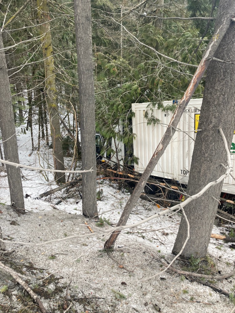 SnoqualmiePass's tweet photo. Proof: Red Bull does not give you wings. 
➡️Cause of crash: Driver spilled energy drink &amp; lost control. No injuries.
⚠️Please stay on the road. Clothes are washable. https://t.co/OAVRX8HfCd