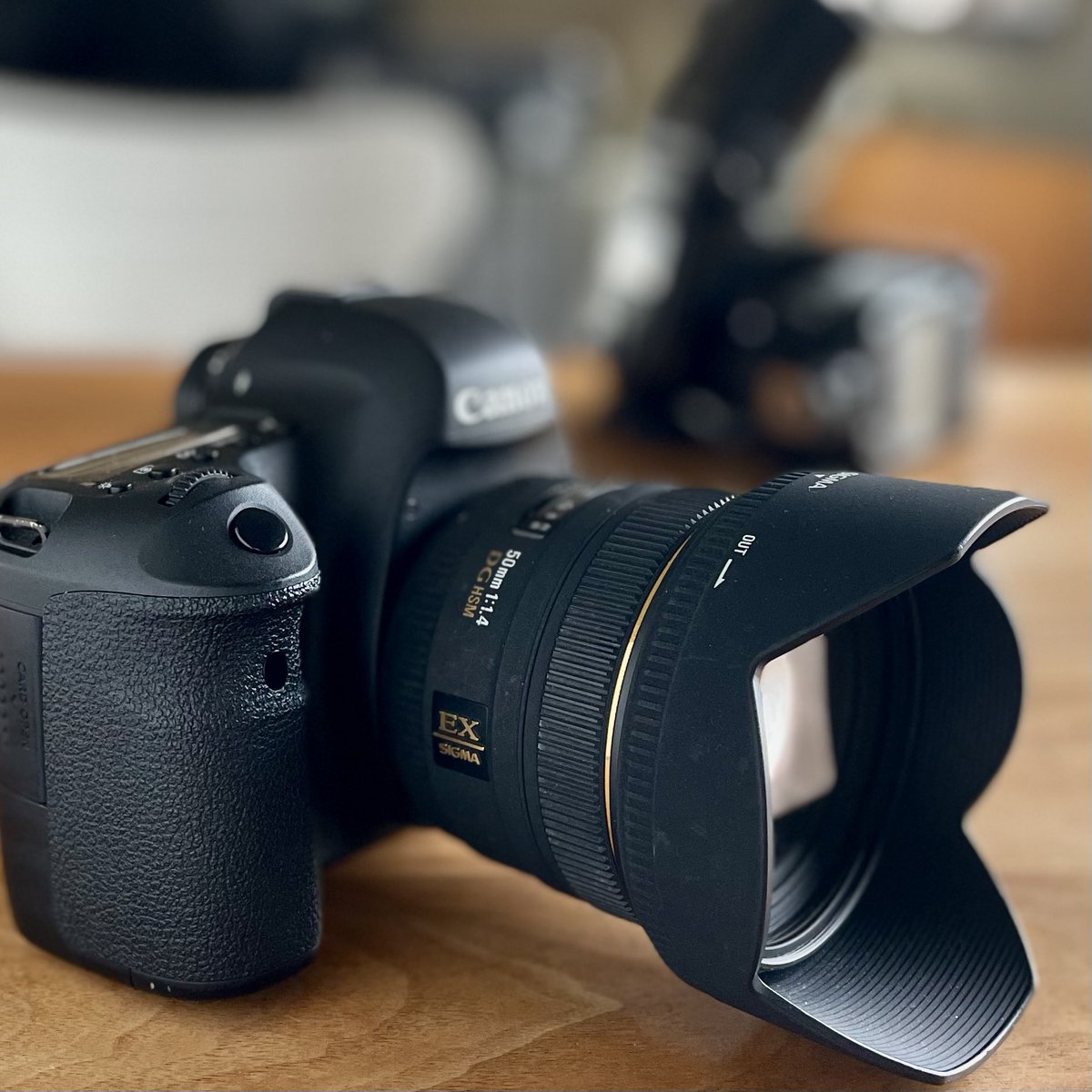 kiyyopy's tweet image. もう10年以上前のカメラとレンズ。よく「その大きいカメラ何倍ズームですか？」と聞かれますが、1倍ズームです😊と答えますw
#EOS6D #sigma50f14