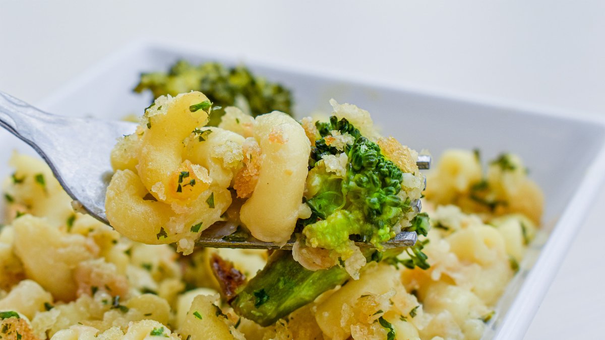 creativedining's tweet photo. What's trending in 2023— plant-based entrees, and this year our team at Hope College  has a weekly menu that features creative plant-based dishes such as their Broccoli Mac UnCheese and Adobo Chickpea Tacos.
#plantbased #plantbasedentrees #cdsbecreative #creativedining https://t.co/JX2Q4pt9FE