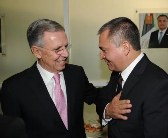 <a href="/lopezdoriga/">Joaquín López-Dóriga</a> Pero no es lo mismo la mamá de un narco que un narco  😉