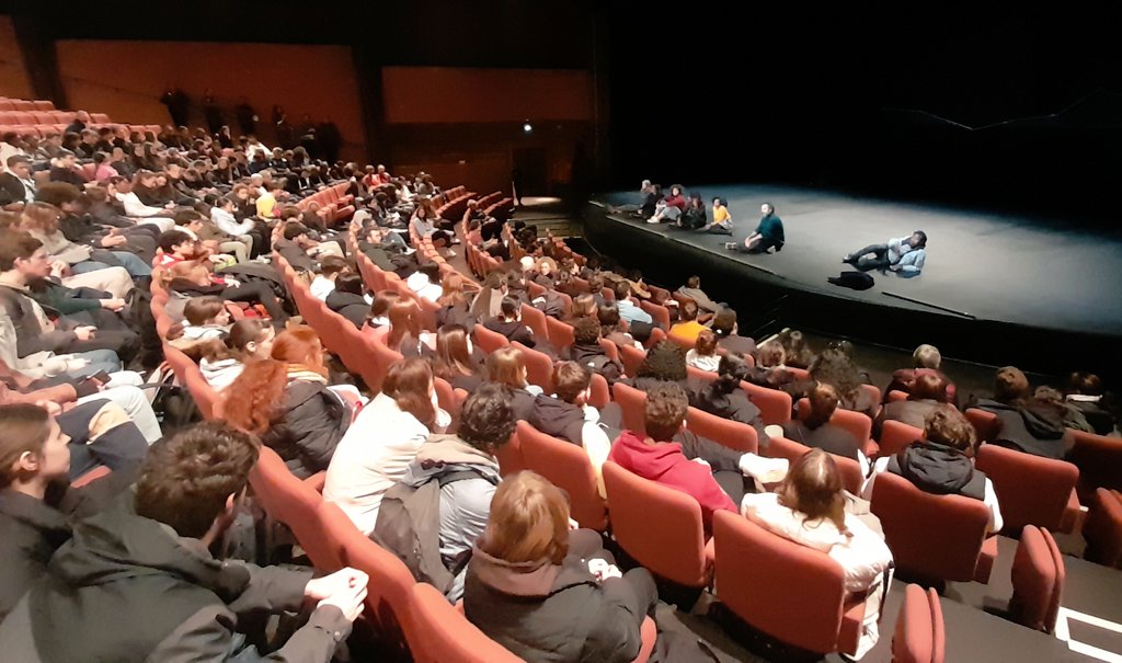 GeeDee_pro's tweet photo. Incroyable soirée théâtrale à la @faiencerie de Creil, pour Petit Pays, temps fort du projet "Entrez en scène" dans l'#Oise avec @canope_60. Un bord plateau mémorable, des élèves en totale connexion avec Frédéric #Fisbach et ses comédiens. Vive le théâtre, vive la jeunesse ! https://t.co/CNYHxTUSVu