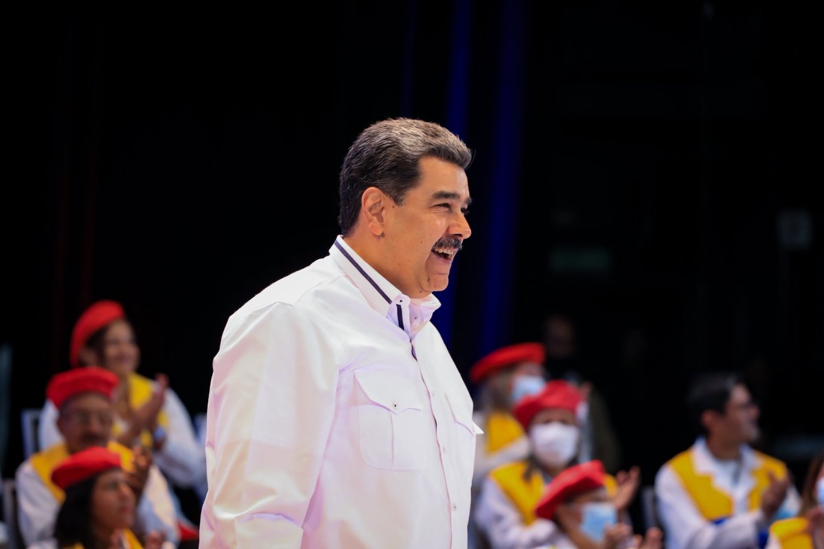 NicolasMaduro's tweet photo. Venezuela, sosteniendo su dignidad, contribuye con la liberación y la independencia de los pueblos del mundo, apoyando la educación y forjando a futuros profesionales de la salud que salven vidas en cada uno de sus países. ¡Educación y forja! https://t.co/mLZW1gOmYj