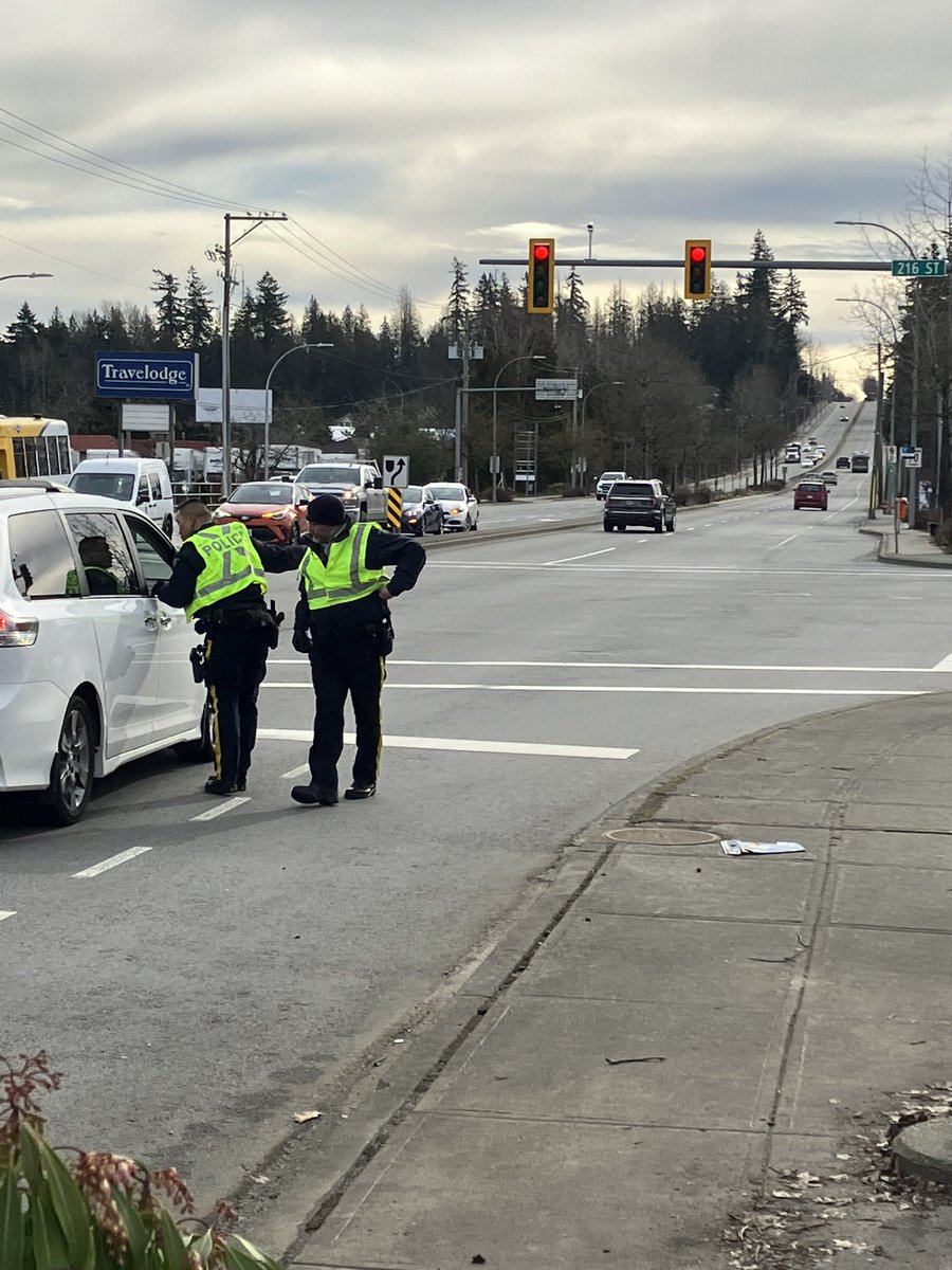 RoadSafetyLea's tweet image. Awesome Distracted Driving Joint Force Operation today with  @LangleyRCMP @deltapolice @SurreyRCMP @surreyps #CellWatch volunteers. 👏👏👏 Distracted driving is any non-driving activity that impacts the drivers ability to focus on the road. #LeaveYourPhoneAlone @icbc