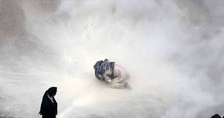 siyahserit3's tweet photo. ben, hatay valiliği önünde “çocuklarım aç, iş istiyorum anlamıyor musunuz?” diyerek kendini yakan ve ambulansta kalp krizi geçirerek hayatını kaybeden adem yarıcı’yım. https://t.co/ZcxmV4Dz7V