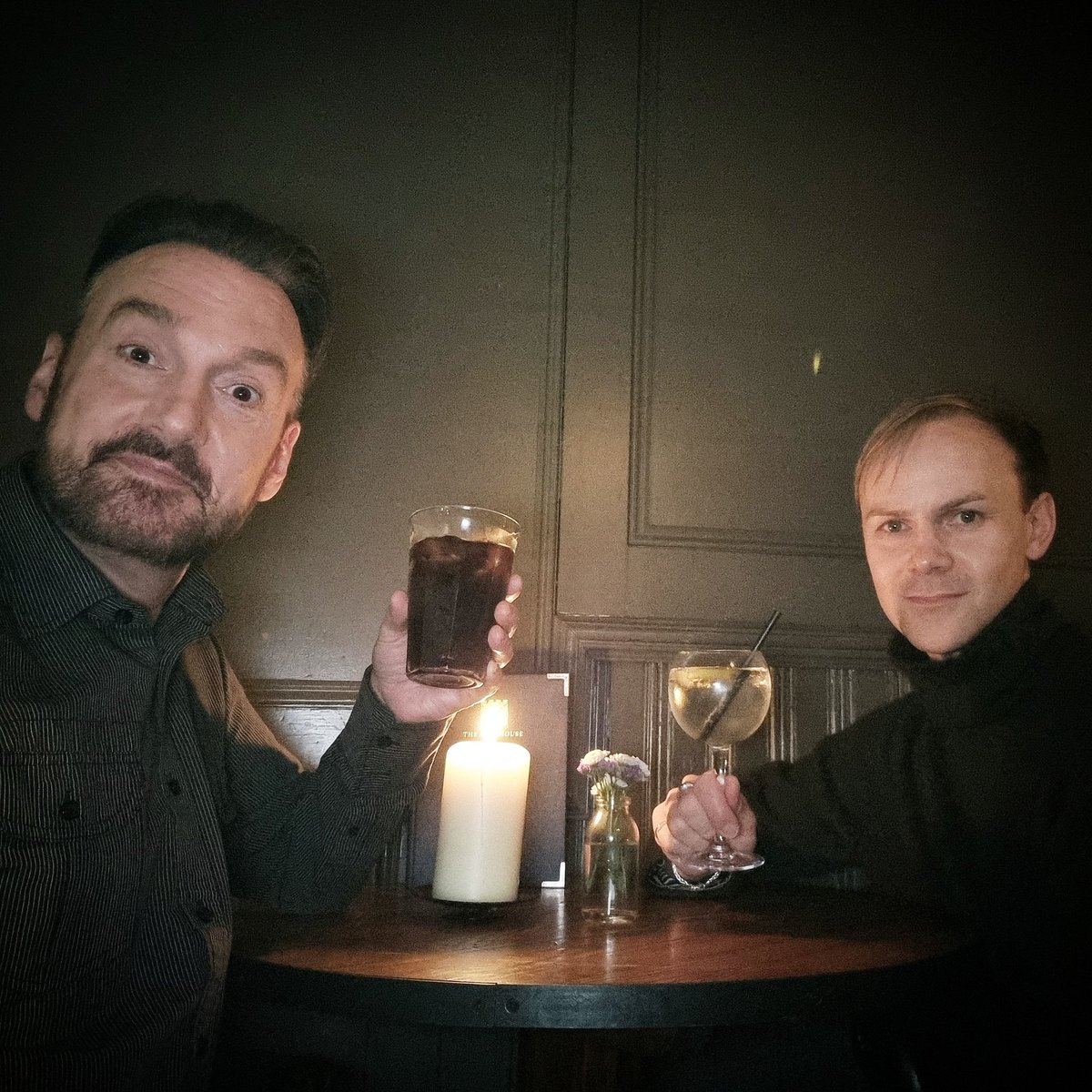 Timsley's tweet photo. Seeing our mate Carol AKA Sarah Moyle tonight....! #WHOISNT 🤪 #TIMMYALEXISCARRINGTONWARD #POSH #JUMPINGTHESHARK #UPSTAIRSATTHEGATEHOUSE #SARAHMOYLE https://t.co/RNYEKVkCvU