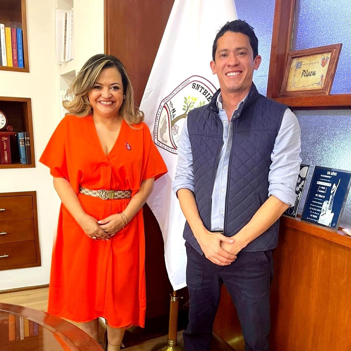 raulescalantea's tweet photo. Agradezco las atenciones de la Presidenta Nacional del SNT Bienestar Maru Dávalos.

Nos regresamos con nuevas encomiendas para seguir trabajando en equipo, fortalecer el sindicalismo de nuestra Federación y por supuesto de la Familia #Bienestar

¡Nos vemos en Yucatán Presidenta! https://t.co/vYVphpWysq