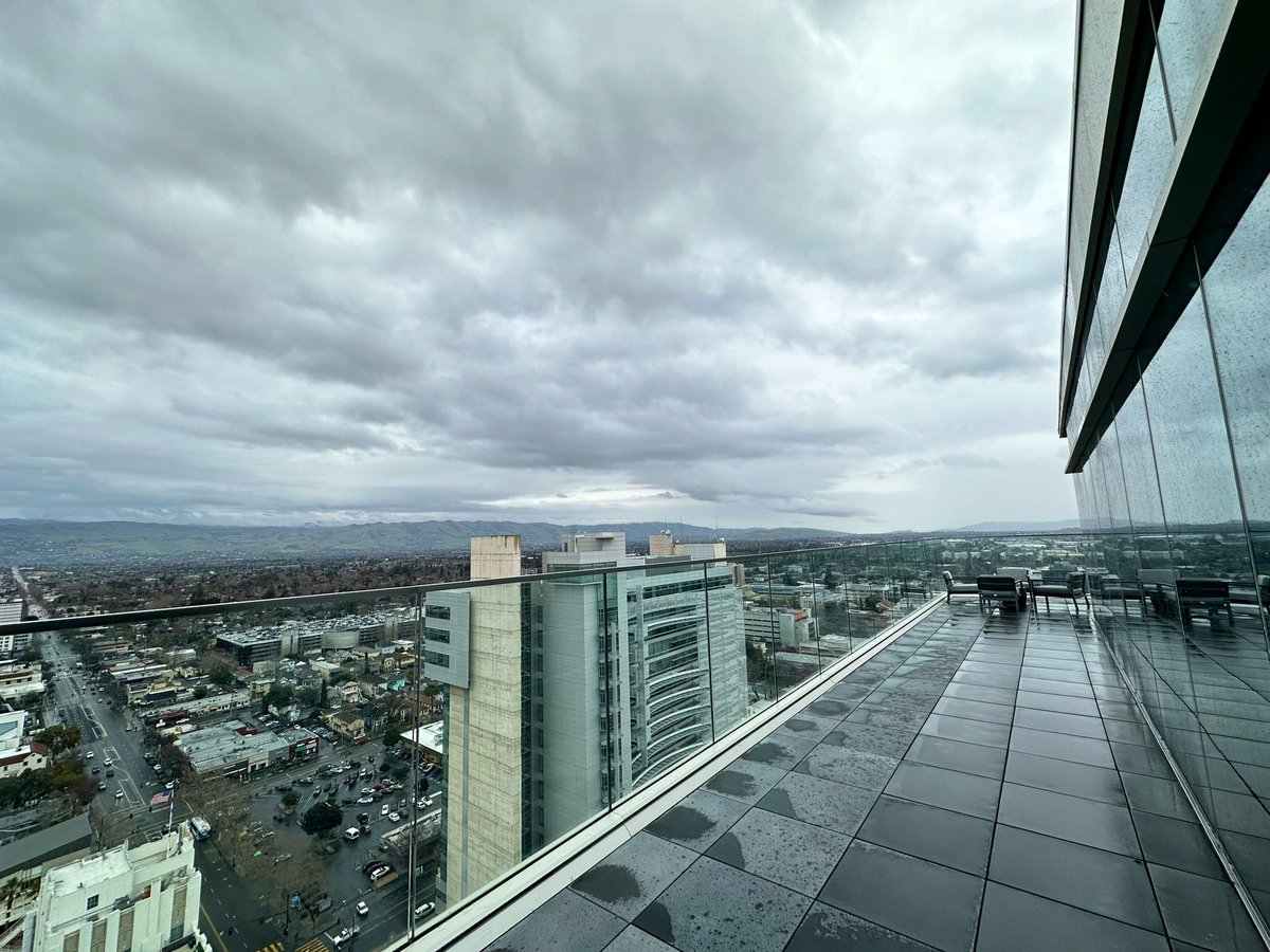 一线 #Zk 项目里，华人/华人团队的占比都很高（rollup、bridge、oracle、DID…），很强的学术背景和聪明才智。应用生态普遍比较荒芜，在考虑学习或build一些脚手架工具，再做一些用户感知强的应用出来。