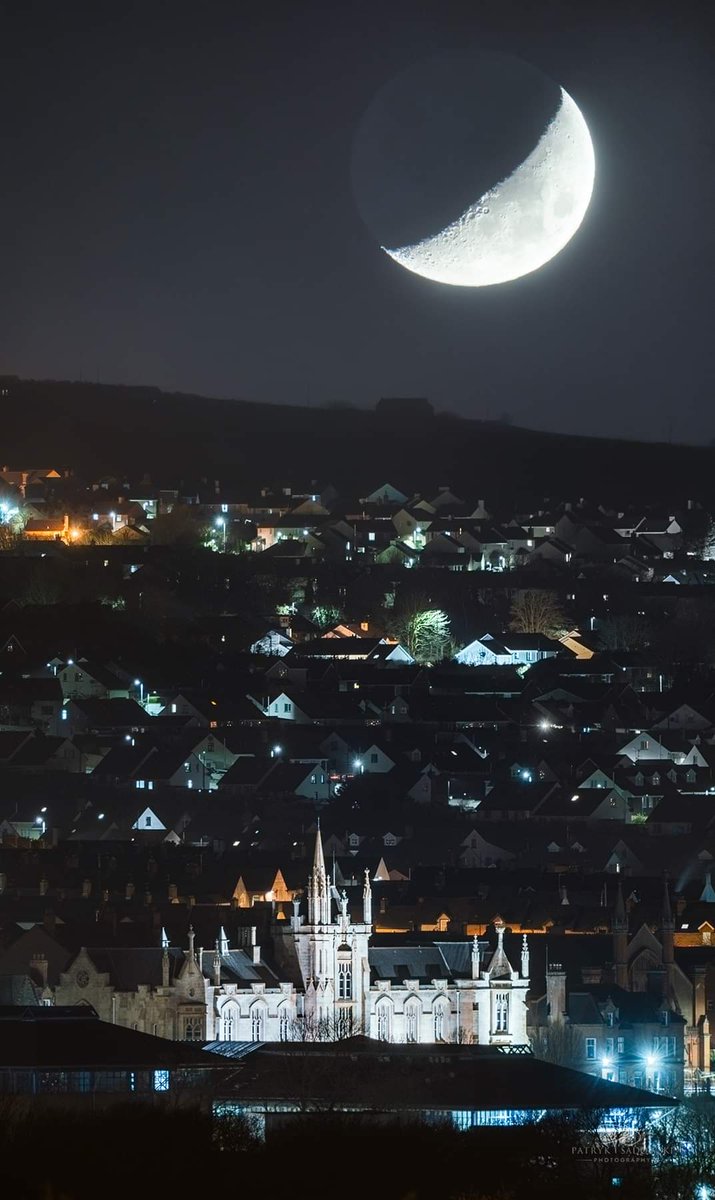 Early contender for image of the year 2023🤯 Ulster University bathed in the ethereal glow of the moonlight, nature's beauty reveals itself in a captivating display captured by Patryk Sadowski. ☘️