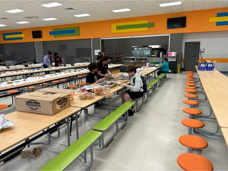 IsdSomerville's tweet photo. Great Things Are Happening at Somerville Elementary/Intermediate! 7th Serve is in full swing at the elementary bus lane! If you haven't gotten yours come and see our wonderful servers! https://t.co/URlgukxyJX