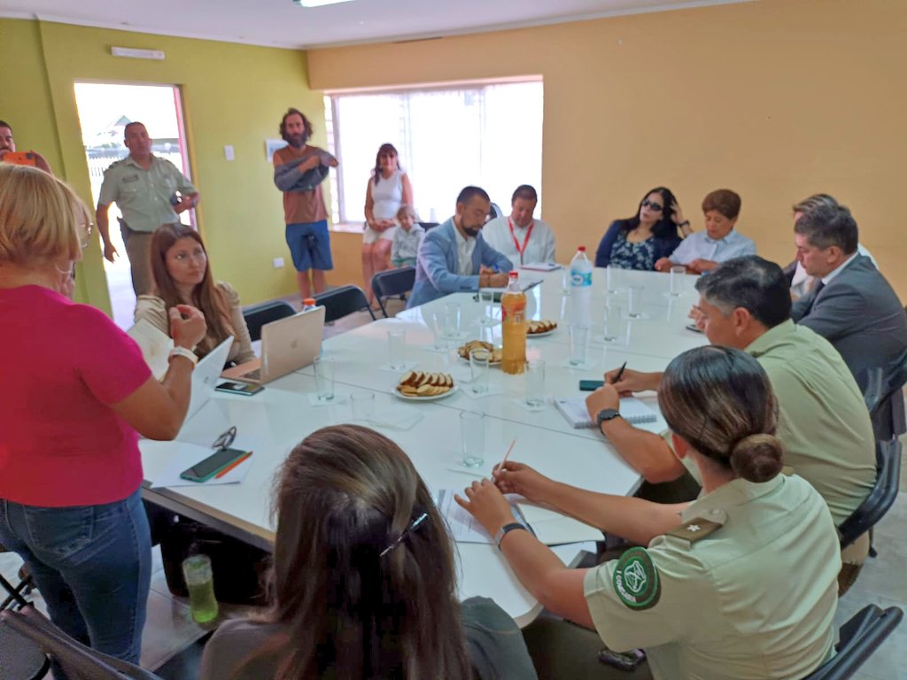 CarabCoquimbo's tweet photo. Comisarios en terreno 👮♂️💪 Nuestros oficiales a cargo de liderar las estrategias de seguridad en #LaSerena y #Coquimbo, se reunieron con vecinos de #SectorOriente y #RosarioDePeñuelas respectivamente, para escuchar inquietudes comunitarias y trabajar 🤝 para lograr más seguridad. https://t.co/9pnQVcY1UU