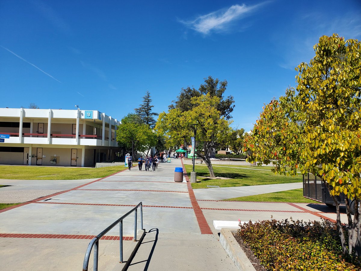 PantherCTE's tweet photo. @MoorparkCollege Career Day #certification #AssociateDegree #GeneralEd - they do it all! Beautiful day and setting ๐ https://t.co/o0JuTE68x9