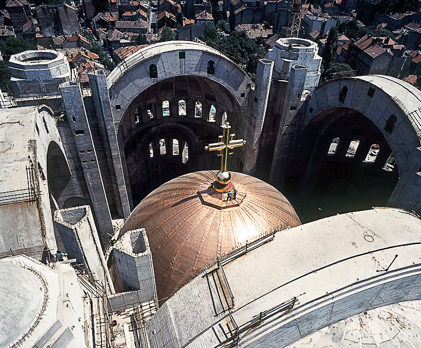 A huge challenge in the construction of Saint Sava was lifting the colossal dome into place.

It wei