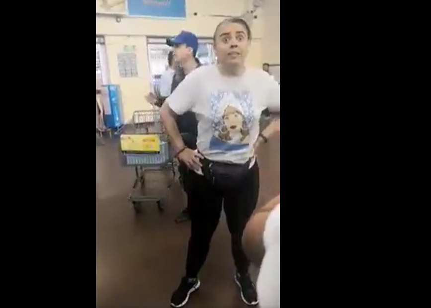FueraCloset_AC's tweet photo. Joven abiertamente gay es agredido verbal y físicamente en #WalMart de Town Center El Rosario de la #CDMX, una señora y su hijo. "Quiero que te maten por ser gay. Ojalá te mueras, maldito", increpó la mujer. #NoMásHomofobia  😡🤬😤🏳️‍🌈 https://t.co/2mql8g1X7R