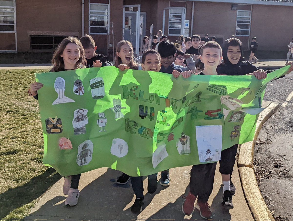 ldsjkuhn's tweet image. We had so much fun at The Wild Robot Parades today!! 🤖 @DonovanSchool