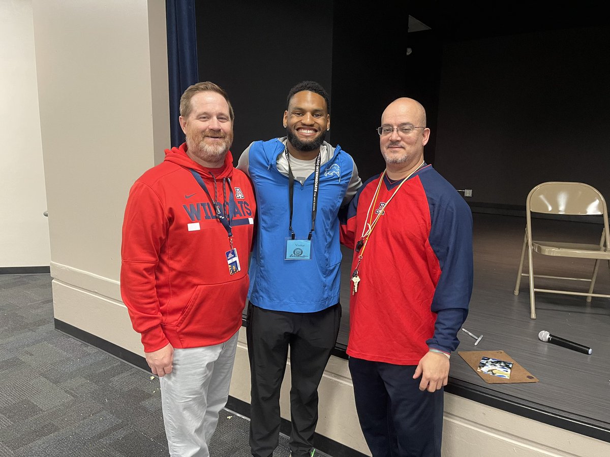 JavierJMorales's tweet photo. Very thankful for @_SBIII_ visiting Gallego today. Berryhill, former @ArizonaFBall WR now with @Lions, spoke with kids and honored every autograph and photo request. Went above/beyond giving back with long time spent. Thanks to @36dhallchop, his agent, making it happen. https://t.co/gb6T1vuNTx