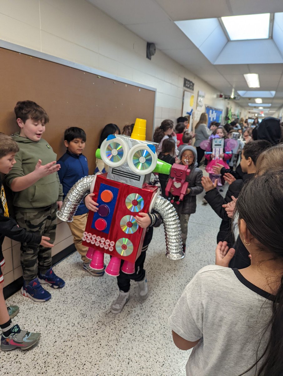 ldsjkuhn's tweet image. We had so much fun at The Wild Robot Parades today!! 🤖 @DonovanSchool