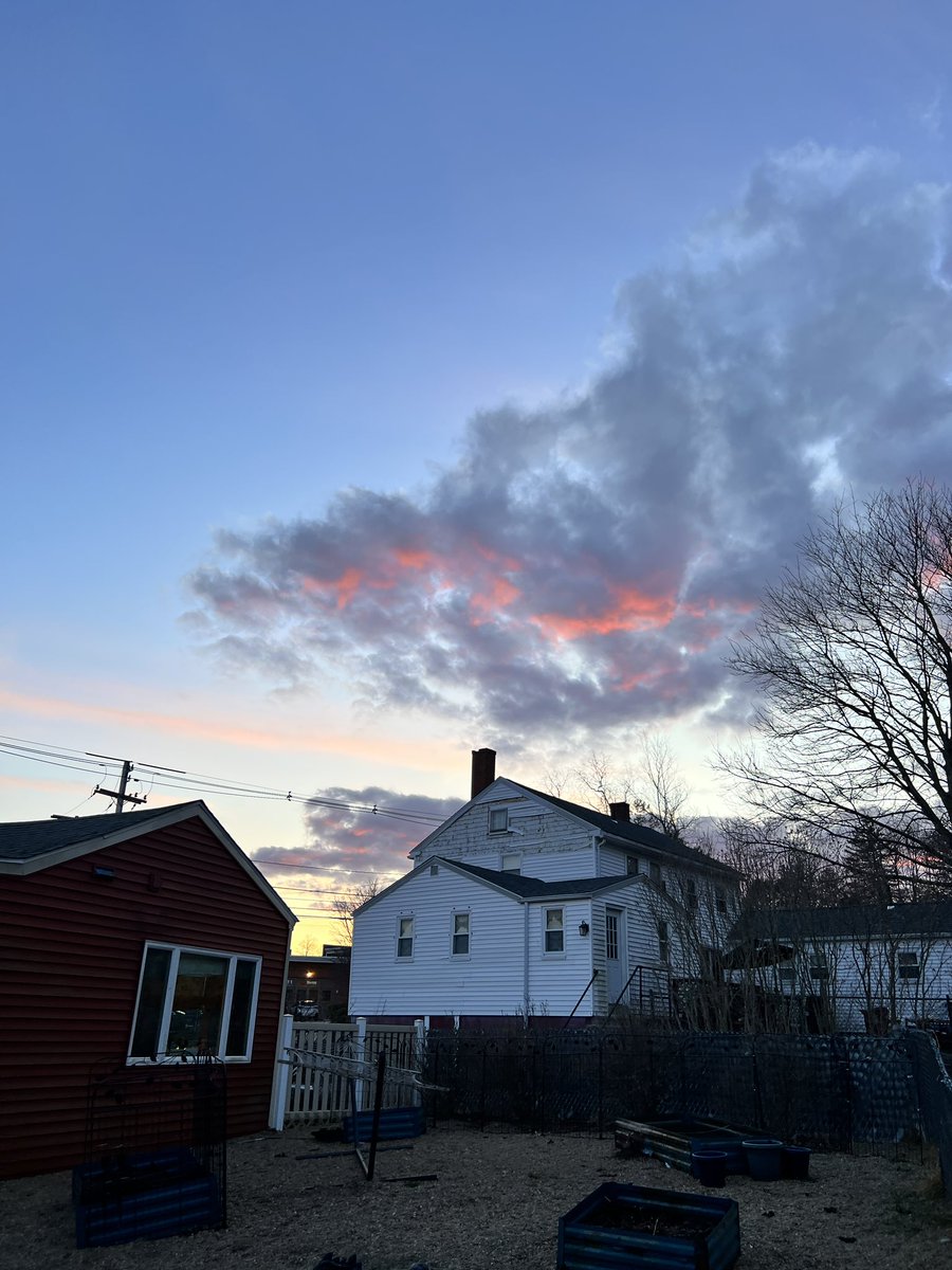 Leadership_One's tweet photo. @Jamie_redsox @jreineron7 It was #cloudsonfire here at sunset here in the ‘Boro 🔅 #WeNeedSpring 🌱🌱🌱 https://t.co/DAuzUCRbrS