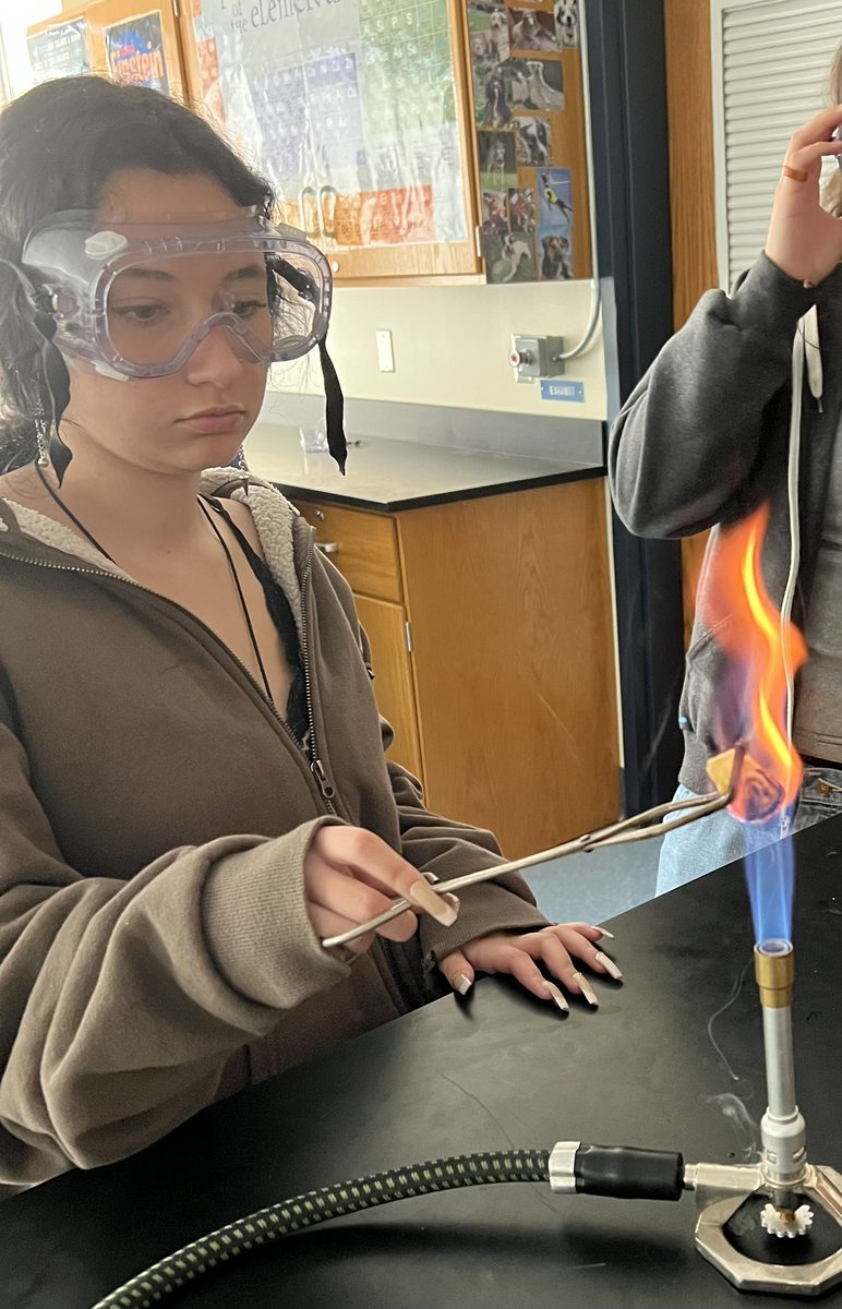 DOminiakSCIENCE's tweet photo. Burning up some bananas in class today to see what color we get. Can you see the violet? πβοΈ #collsedu #DominiakScienceAttack https://t.co/B4w8bc5R8D