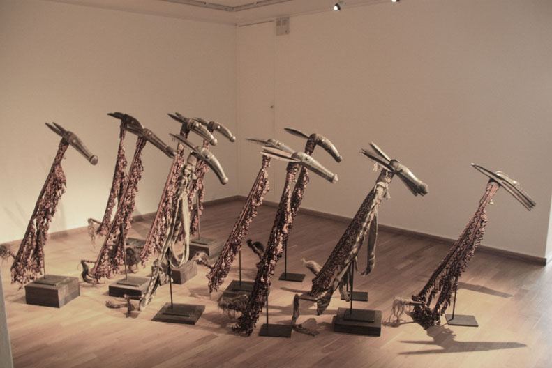 ArtHistAnimalia's tweet image. More examples of Korèdugaso: 1. rare double-headed version 2. head mounted on stick as "hobby-horse" 3. a whole armoury of #aardvarks! (That's the collective noun for a group of aardvarks, but they're largely solitary animals, so...)
images via wolfgang-jaenicke.blogspot.com/2015/07/the-ko…