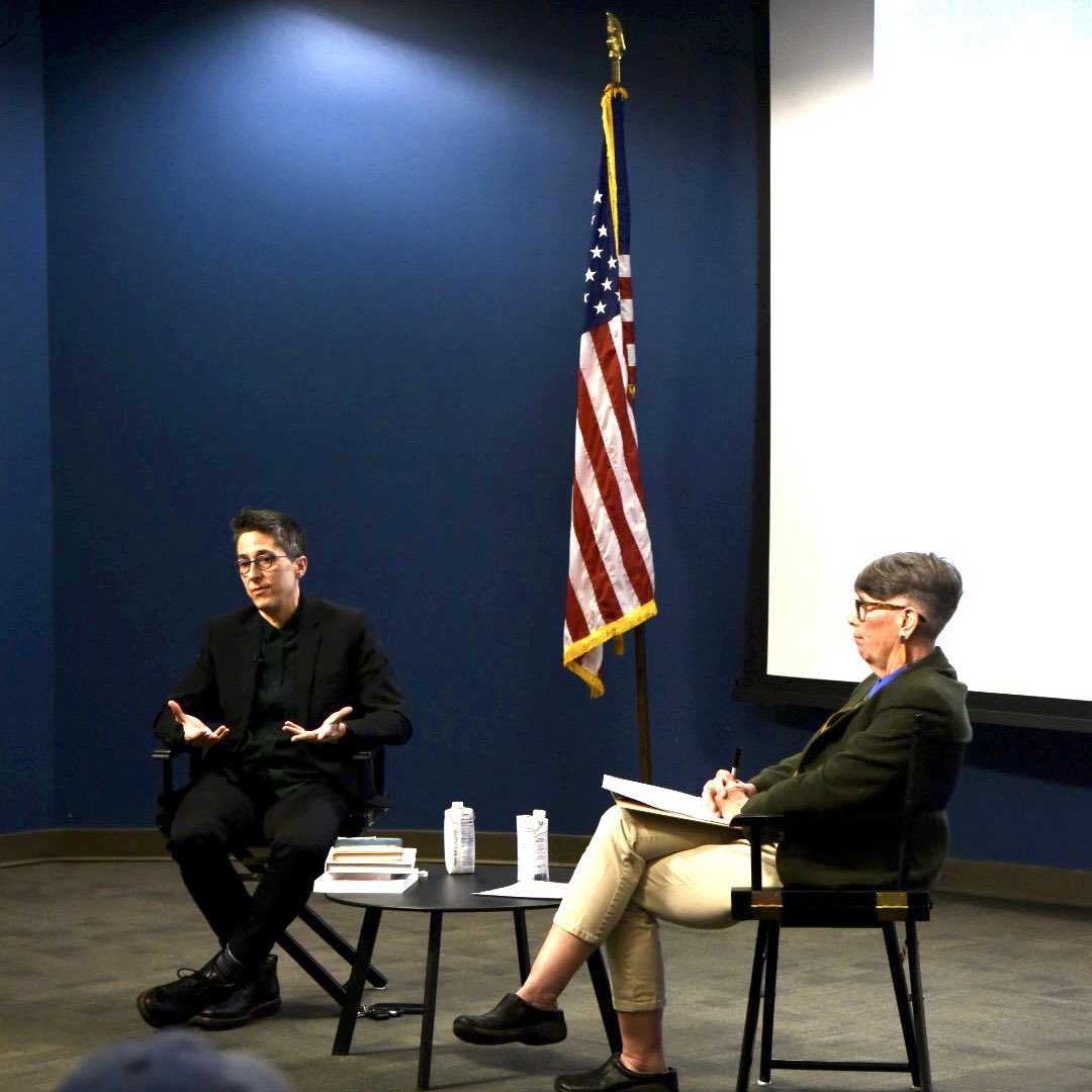 ArlingtonVALib's tweet image. Happening now: we kick off our “Get Graphic” #ArlingtonReads series with a conversation and Q&amp;amp;A from #AlisonBechdel.

Hear about Bechdel's graphic novel memoirs, including #FunHome, and her long career as an American cartoonist.

Watch the live stream ▶️ youtube.com/live/wTqTdaxYx…