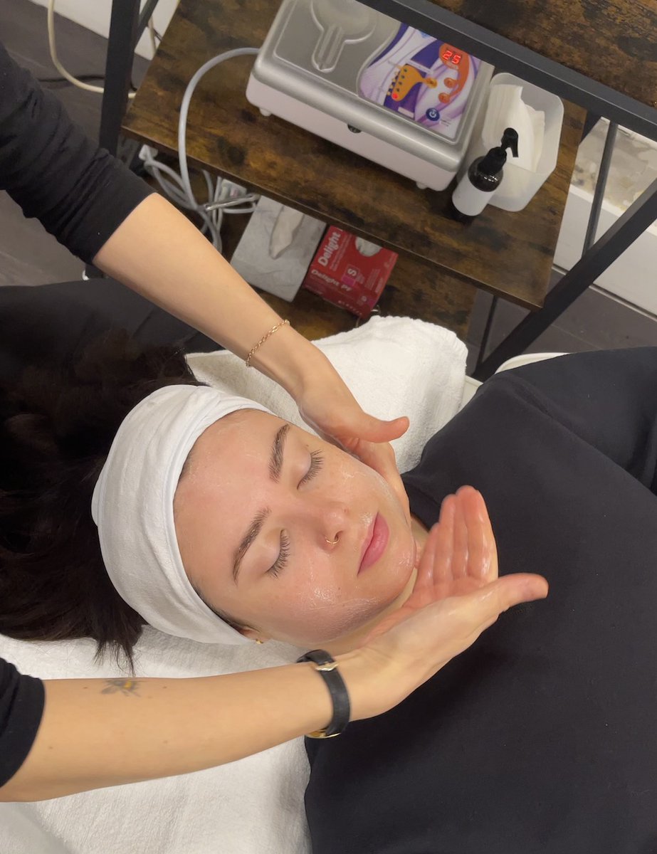 blitzfacialbar's tweet photo. HANDS-ON!
Our Aestheticians use their hands to complement our professional, performance-driven, aesthetic tools and machines. And some believe the simple touch of the hands is an effective variable and the common denominator of a good facial. https://t.co/n5C4eu3uB0