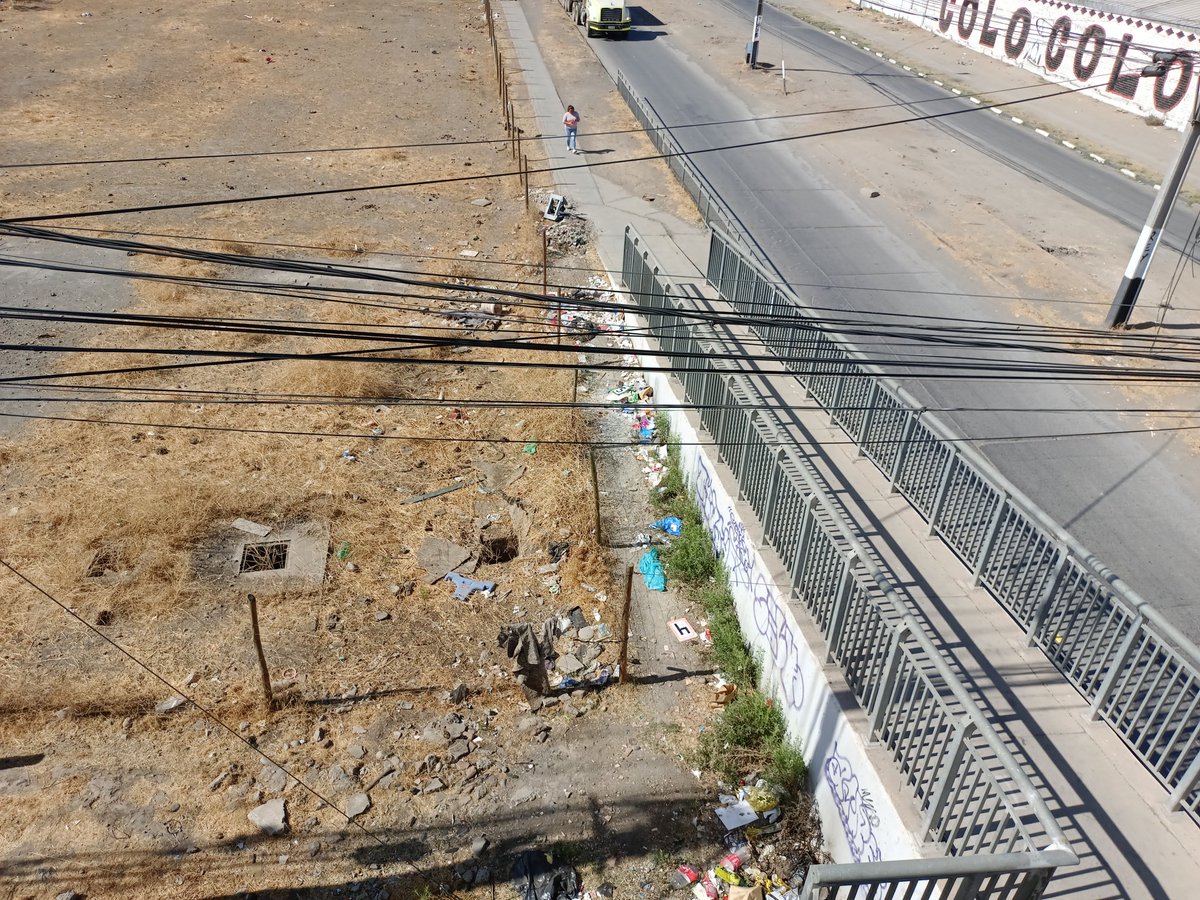 RTransparente01's tweet photo. Este es el recibimiento que tienen nuestros niños al llegar a sus hogares sector #Dintrans entre Vertederos ilegales, campamentos y Delincuencia, nos ofrecieron el sueño de la casa propia y lo destruyeron @CORE_OHiggins @ContigoCHV @DPROhiggins @PabloSilvaAmaya #Rancagua https://t.co/kJSmG32Eet