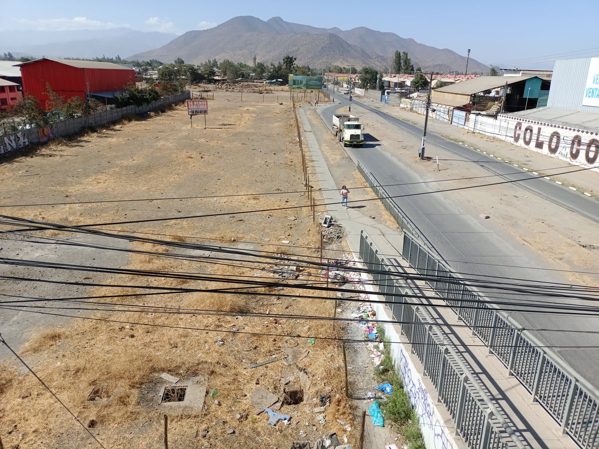 RTransparente01's tweet photo. Este es el recibimiento que tienen nuestros niños al llegar a sus hogares sector #Dintrans entre Vertederos ilegales, campamentos y Delincuencia, nos ofrecieron el sueño de la casa propia y lo destruyeron @CORE_OHiggins @ContigoCHV @DPROhiggins @PabloSilvaAmaya #Rancagua https://t.co/kJSmG32Eet