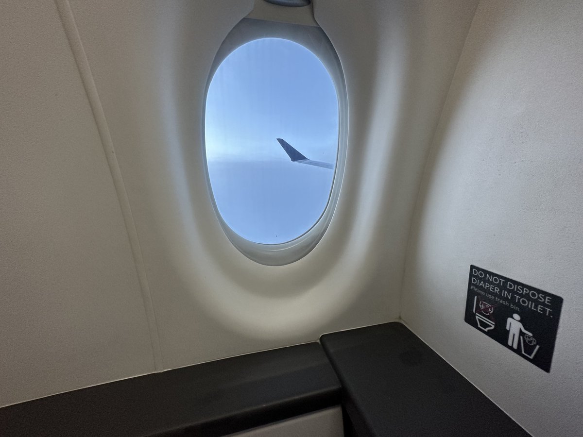 epbruff's tweet image. I really do love the @Delta A220. The “loo with the view” is so much fun.