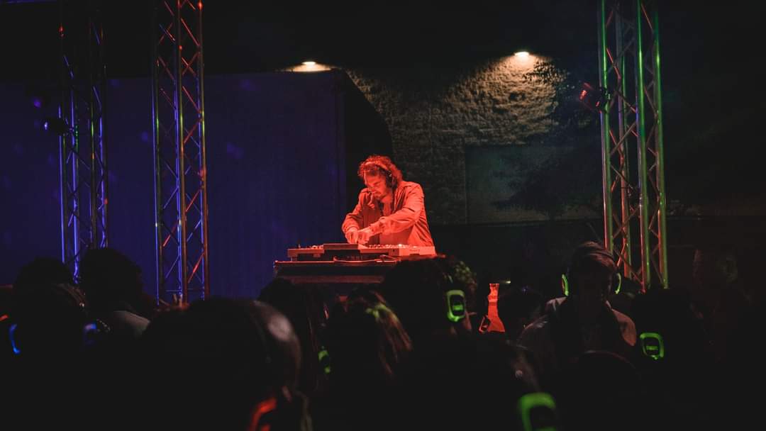 synmedia_az's tweet photo. The magic in the air during a Dykotomi set is palpable.
✨ You can even see it in the air https://t.co/tRVEkqOlhy