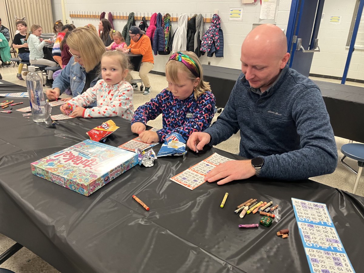 MJansenAD's tweet image. Family Bingo Night for ⁦@WassWolves⁩ is 80’s style! #totallyawesome Thank you #wassparent ⁦@spawlus⁩ #BINGO