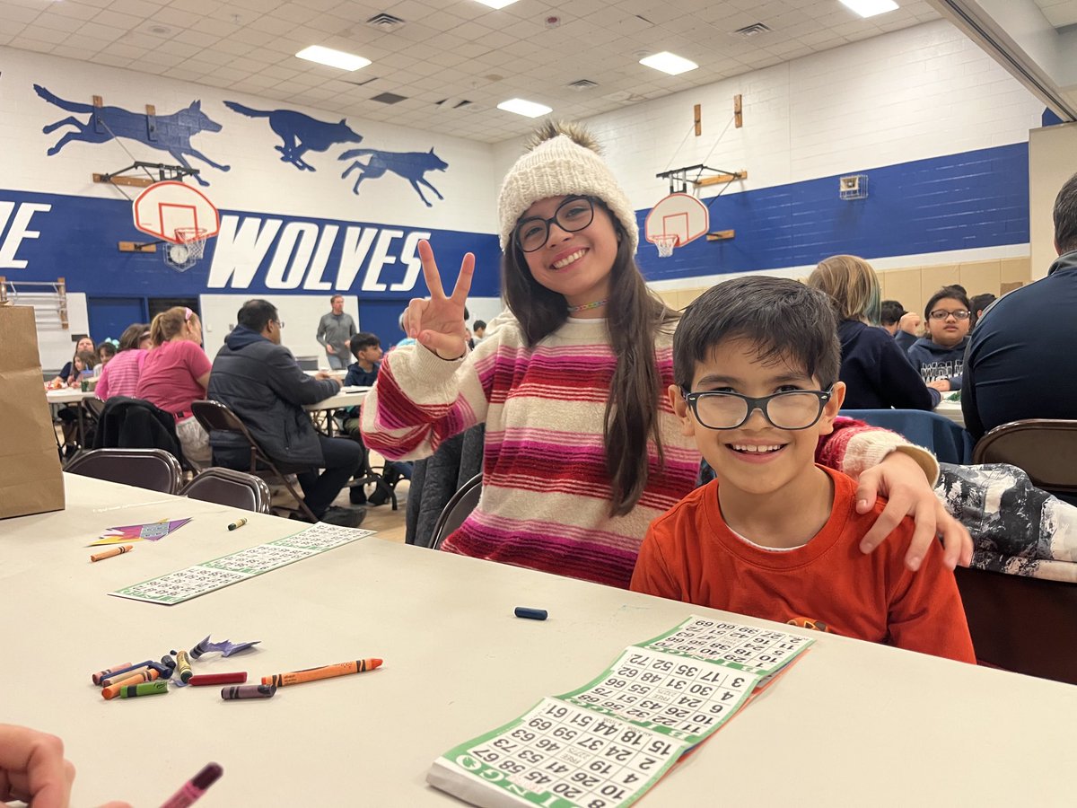 MJansenAD's tweet image. Family Bingo Night for ⁦@WassWolves⁩ is 80’s style! #totallyawesome Thank you #wassparent ⁦@spawlus⁩ #BINGO