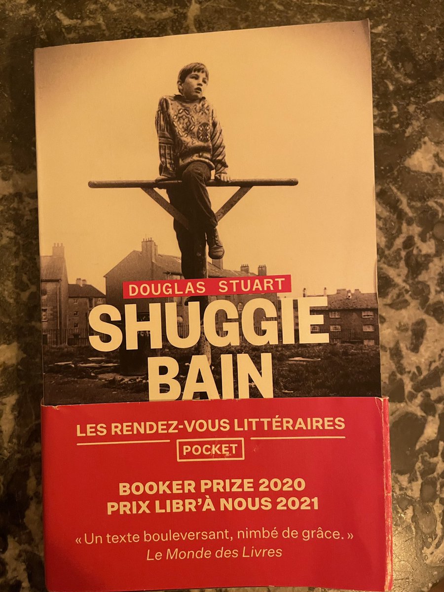 Impossible a lacher #ShuggieBain Pourtant l’histoire n’est pas forcement attirante , un genre Les Miserables 2.0 , et puis on se prend d’affection pour cette femme alcoolique qui tente de survivre, pour son petit garcon different qui se fait moqué et harcelé. 
Une belle histoire