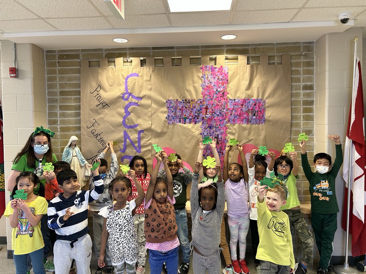 stjosephguelph's tweet photo. Happy St. Patrick's Day! There was a sea of green today! #Trinity #IrishFun https://t.co/shrTRRDTn2