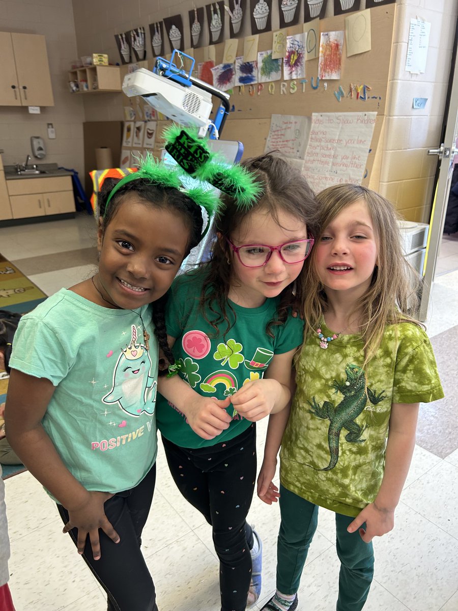 stjosephguelph's tweet photo. Happy St. Patrick's Day! There was a sea of green today! #Trinity #IrishFun https://t.co/shrTRRDTn2