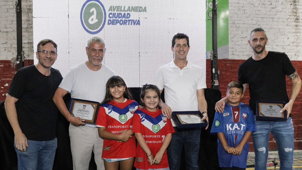 jorgeferraresi's tweet photo. ¡Los nuevos vestuarios del Club Cruz Varela ya son una realidad! 

Los inauguramos con @wadodecorrido. 

En la Avellaneda en la que me crie había pocos espacios para los pibes. Hoy son muchísimos y seguirán creciendo porque queremos una infancia feliz. ¡Felicitaciones! https://t.co/MVY7jodLhZ