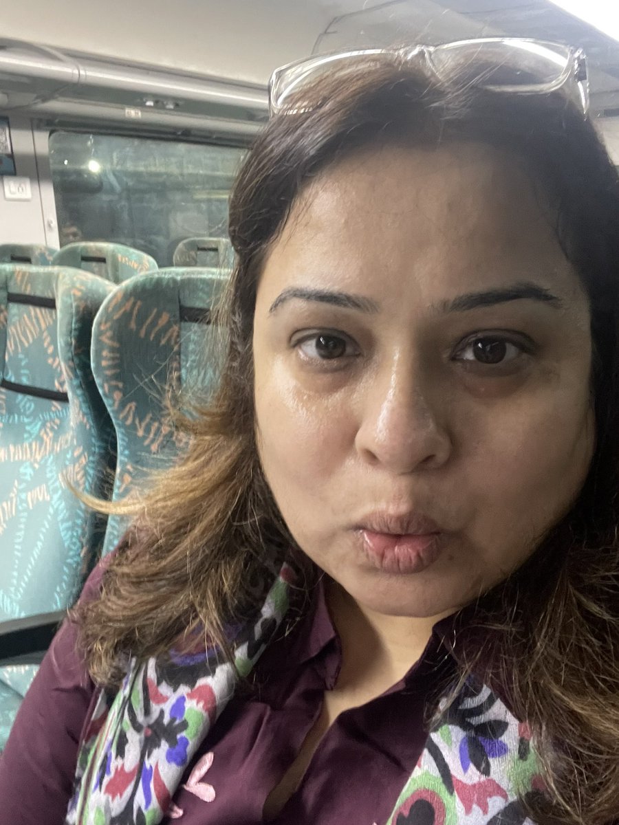 purvi_chawla's tweet photo. The beads of sweat are well earned - so excited - my first train travel in Maharashtra after 2 decades. I could feel “Jab We Met!” race in my veins and mind. #Indraniexpress #MumbaitoPune don’t laugh - it really wasn’t all that easy navigating on #ChhatrapatiShivajiTrainTerminus https://t.co/vuWKrLkQAl