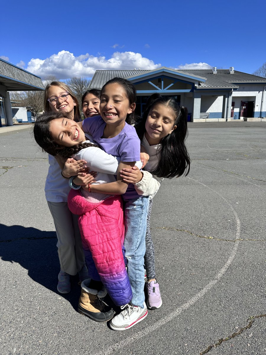 Choose to be a girl on the run. Join a group near you today while you still can!
Elige ser una niña en fuga. ¡Únase a un grupo cerca de usted hoy mientras pueda!
#girlsontherunissomuchfun