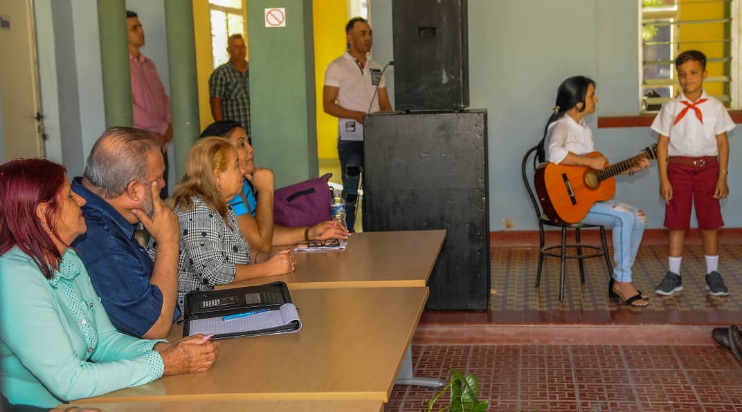 MMarreroCruz's tweet photo. Agradecemos la cálida bienvenida de los artistas aficionados en la Casa Comunitaria de #Cultura del Consejo Popular Floro Pérez.

Son niños y jóvenes, ejemplos de que sí se puede rescatar la vida cultural de este municipio.

#MejorEsPosible
#Cuba 🇨🇺 https://t.co/xvQvUuA8f4