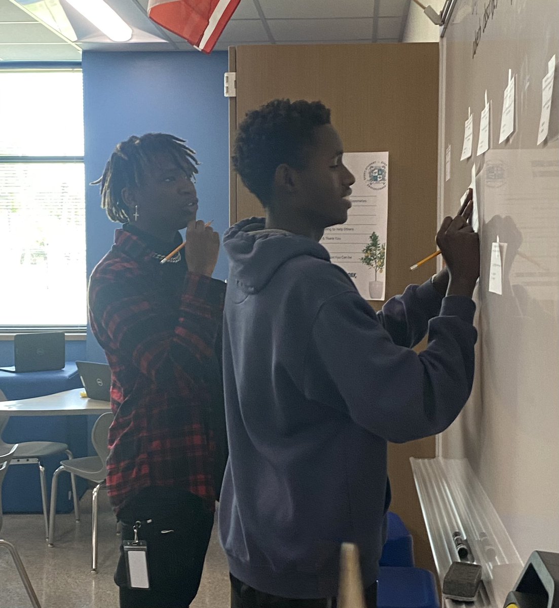erica_1621's tweet image. 1621 students sharpening their English skills in preparation for the STAAR/EOC! Everyone was on their feet &amp;amp; learning. #academicdiscourse @lcisd_specials #unboxingLCISD @LamarCISD  @DocOfHighHopes