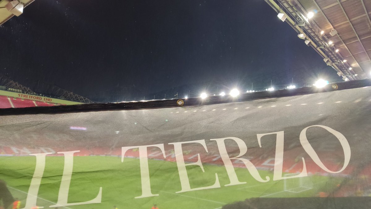 Old trafford tiene el mismo ambiente de fútbol que un campo de 2a RFEF, que sigan contando historietas del fútbol inglés... BETIS💚