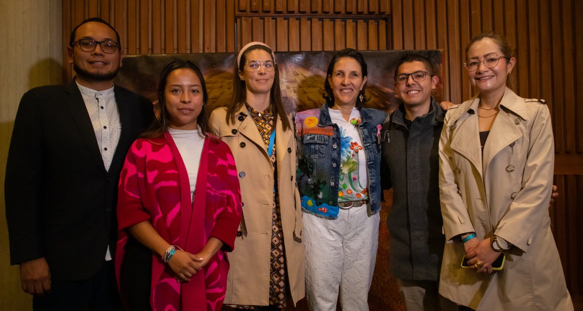CentroMemoriaH's tweet photo. María Gaitán, directora del #CNMH, junto al Equipo de Cooperación Internacional y Alianzas, atendió y dialogó con representantes de @ONUMujeresCol, @WarChildCol, @ProfamiliaCol y @OIMColombia para fortalecer el trabajo conjunto en líneas de memoria histórica para las víctimas. https://t.co/OIWWyO3EIK