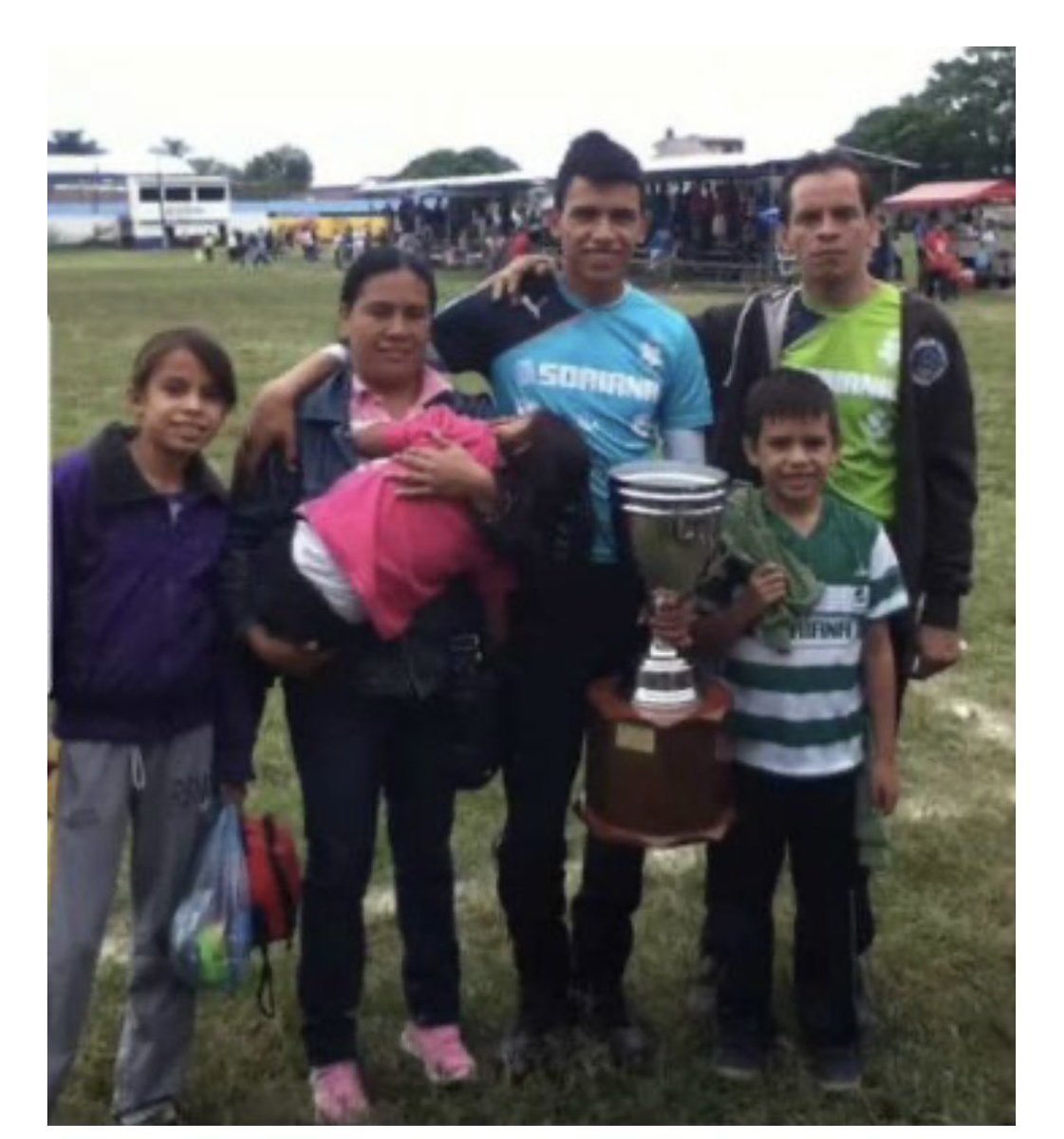 VicManOaxaca's tweet photo. Podría debutar el Sábado @angel_malagonv como portero del @ClubAmerica; su historia de vida la contó en estas dos partes el genial @fantasmasuarez ( nadie mejor que el ); imperdibles los dos textos, cuando el fútbol es +k un dport 
https://t.co/Ye6Ay5m2We

https://t.co/5SS18gqAgs https://t.co/ZgYH2sxhEW