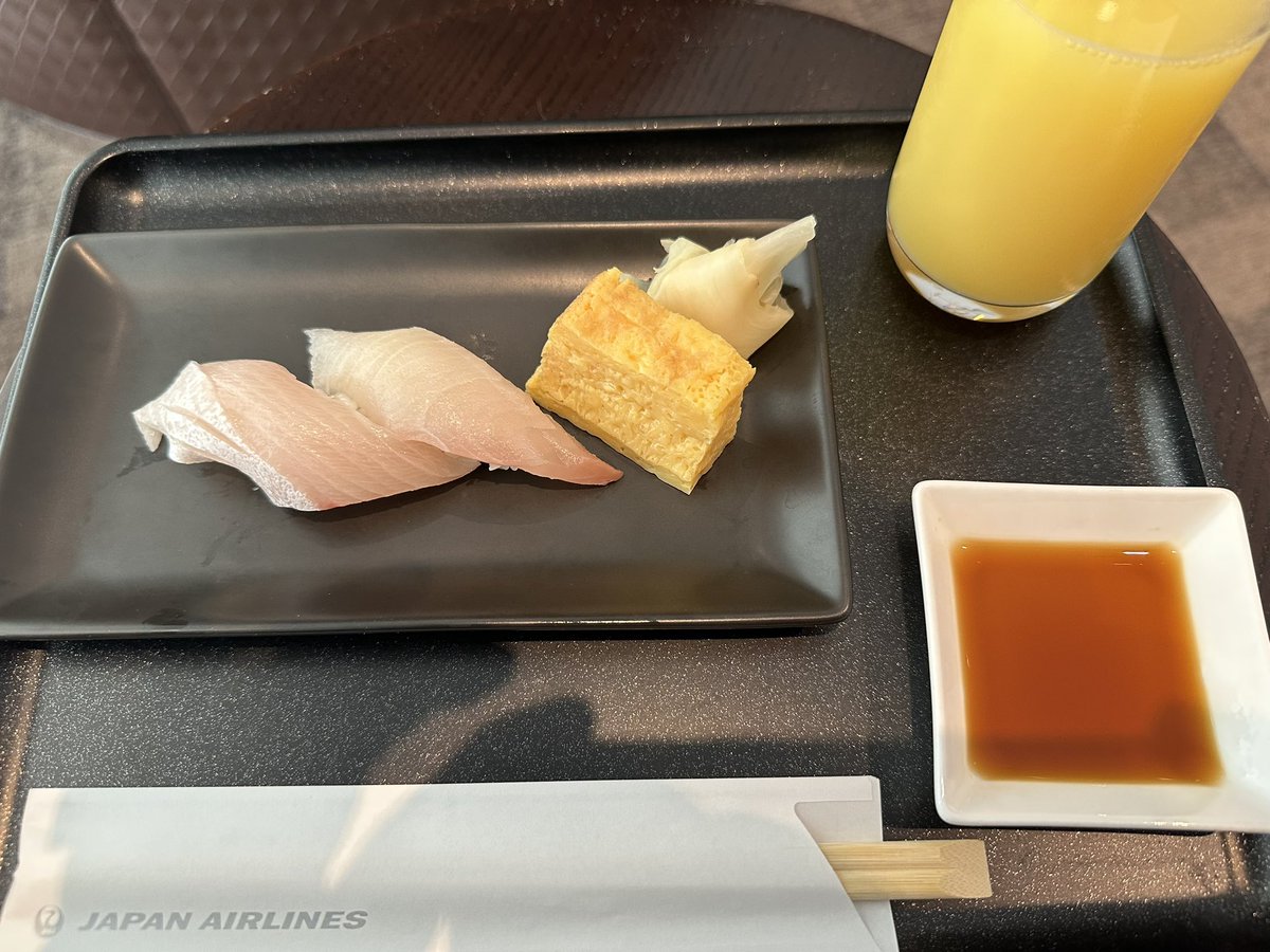 boss90034657's tweet photo. 羽田空港国際線のJALファーストラウンジの朝食です😃テーブルからバーコード読み取って注文すると、運んで来てくれます😃コロナ前はこんなサービスなかったんだけど‥😂 https://t.co/vimiFD1Rnv