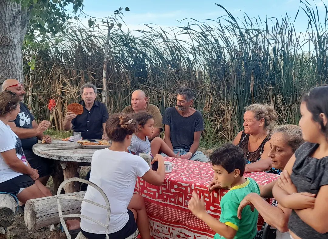 BeronTaxi's tweet photo. #MATEAMOS🧉en el #Barrio #VillaElvira, nos Recibió en su casa Gisela junto a sus vecinas mamás y niños, hablamos de todo y también entregamos #ÚtilesEscolares a los niño/as 😊
#JulioGarro2023 
#CasaDelPuebloPeronista https://t.co/bzYPAKr5HM